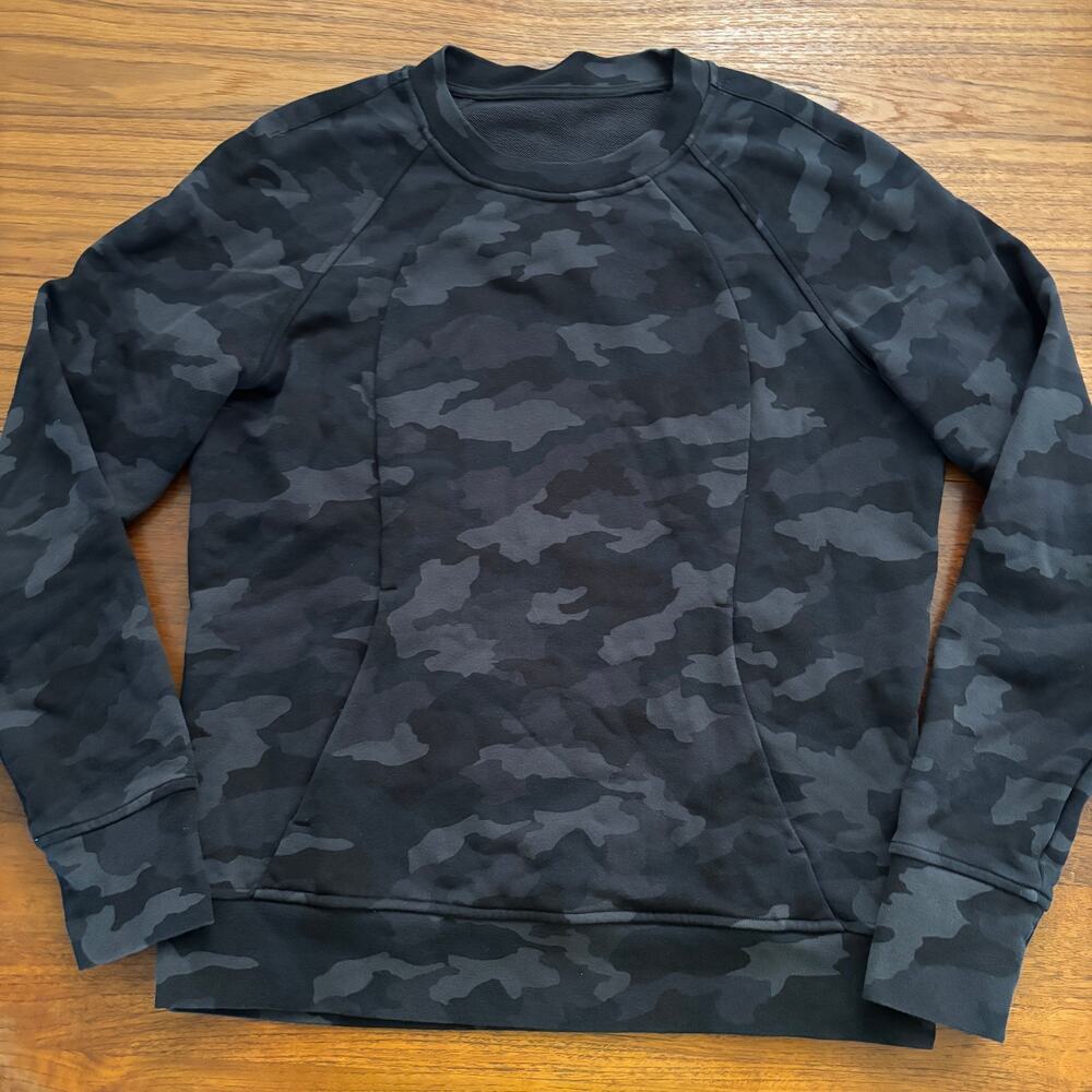 Lululemon Women's Long sleeve black camo print pull over sweatshirt size 12